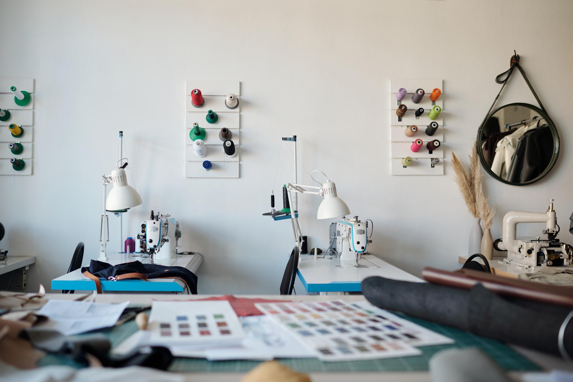 atelier modern cu echipamente pentru broderie